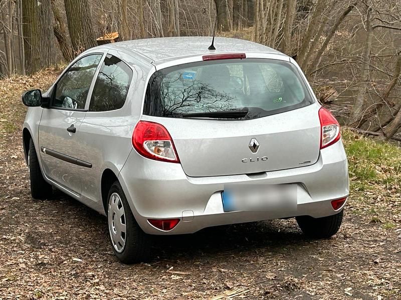 Gebraucht Renault Clio II 70 PS (51 kW) 2011 Silber Kleinwagen