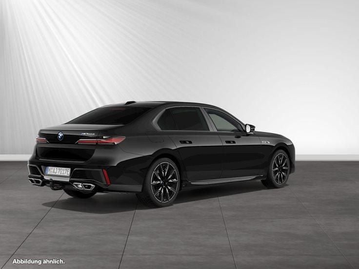 Gebraucht BMW M760e 571 PS (419 kW) 2025 Saphirschwarz metallic Limousine