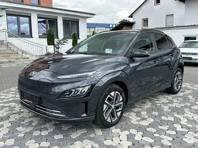 Gebraucht Hyundai Kona Trend 100 kW (136 PS) 2022 Dark knight / phantom black ro SUV