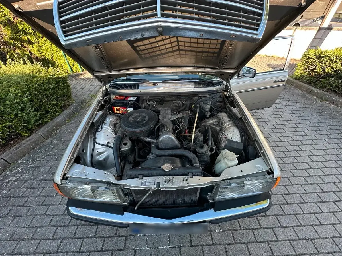 Gebraucht Mercedes 240 72 PS (52 kW) 1981 Gold Limousine