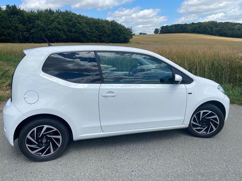 Weiß Gebraucht 2018 VW up! Kleinwagen | 6.950 € (Guter Preis) - Bild 1/4