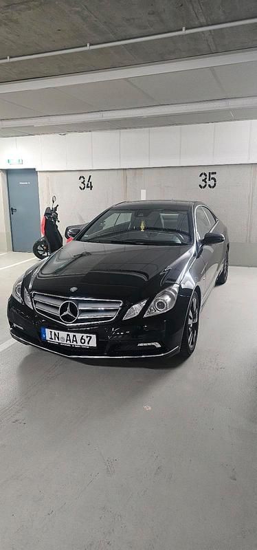 Schwarz Gebraucht 2009 Mercedes E250 Coupé | 13.000 € (Etwas zu teuer) - Bild 1/4