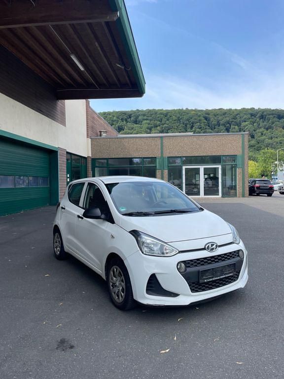 Weiß Gebraucht 2017 Hyundai i10 Kleinwagen | 3.970 € (Guter Preis) - Bild 1/4