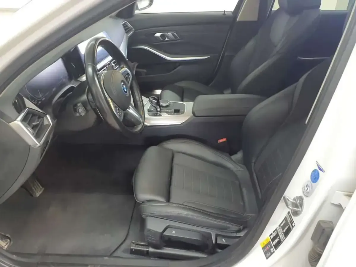 Gebraucht BMW 330 Sport Line 184 PS (135 kW) 2022 Mineralweiß metallic Kombi