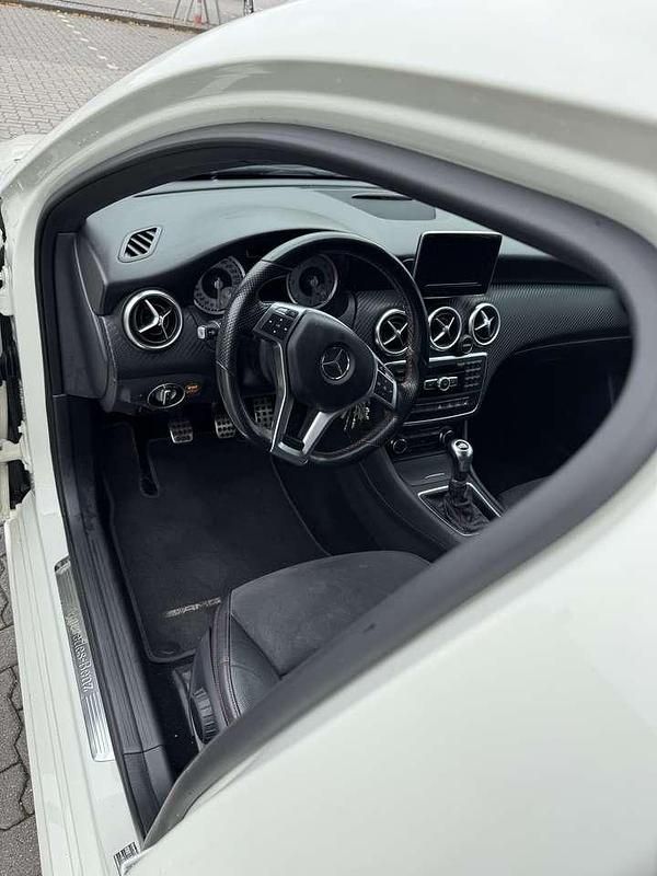 Weiß Gebraucht 2015 Mercedes A200 StreetStyle Kleinwagen | 9.799 € (Fairer Preis) - Bild 1/4