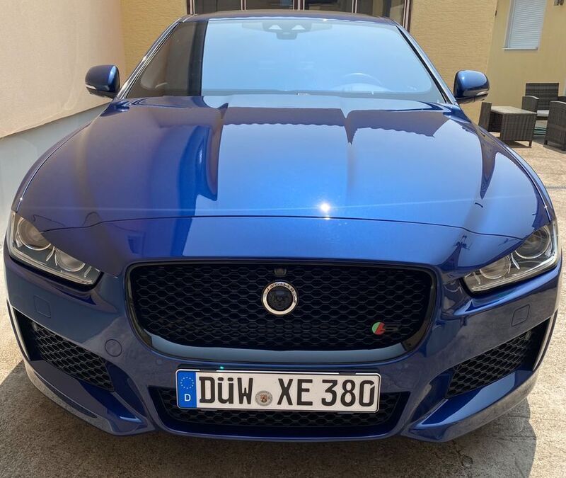 Blau Gebraucht 2016 Jaguar XE S Limousine | 32.950 € (Teuer) - Bild 1/4