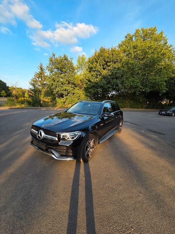 Schwarz Gebraucht 2020 Mercedes GLC220 AMG line SUV | 38.490 € (Etwas zu teuer) - Bild 1/4