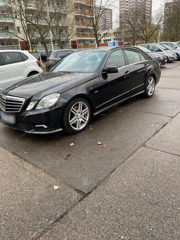 Second-hand Mercedes E250 258 CP (189 kW) 2009 Negru Berlinǎ