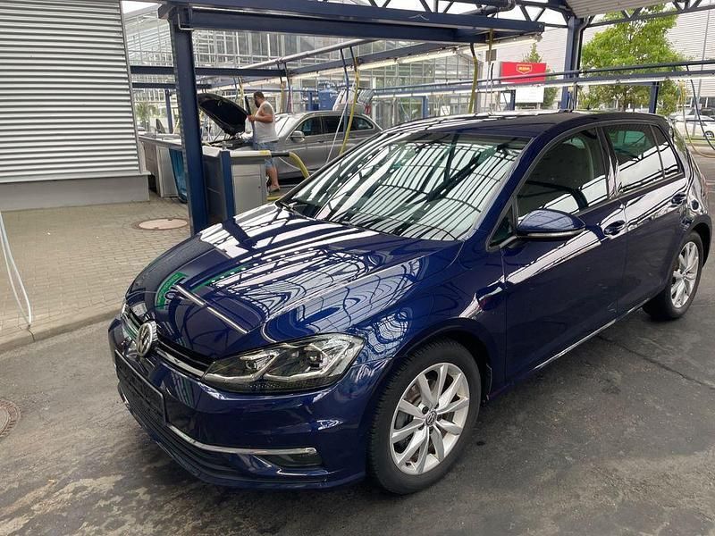 Blau Gebraucht 2017 VW Golf VII Highline Limousine | 16.900 € (Fairer Preis) - Bild 1/4