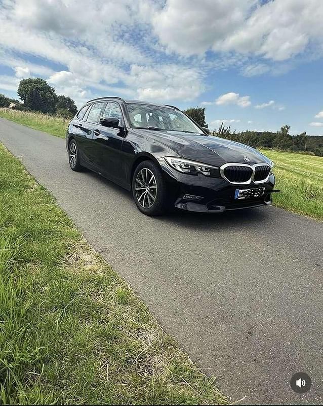 Schwarz Gebraucht 2021 BMW 330 Sport Line Kombi | 28.000 € (Guter Preis) - Bild 1/4