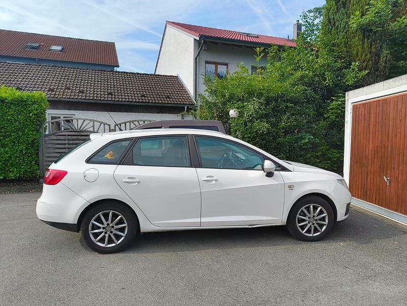 Weiß Gebraucht 2011 Seat Ibiza ST Style Kombi | 2.900 € (Guter Preis) - Bild 1/4