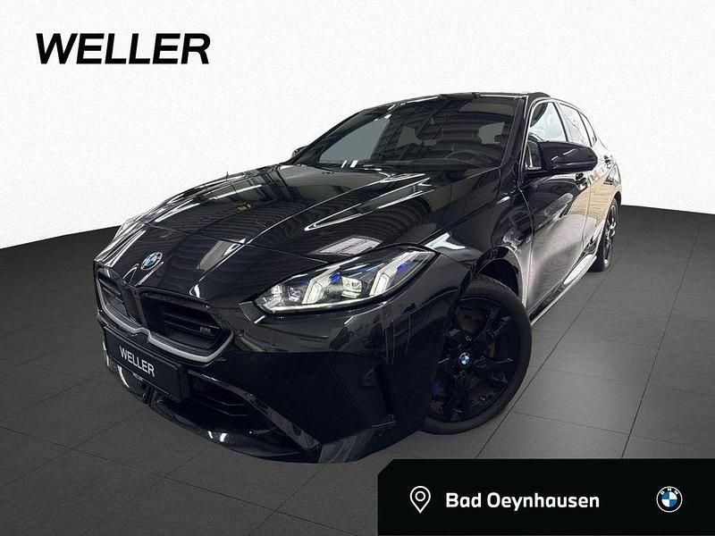 Black sapphire (schwarz) Gebraucht 2024 BMW M135 M Sport Kleinwagen | 36.850 € (Superpreis) - Bild 1/4
