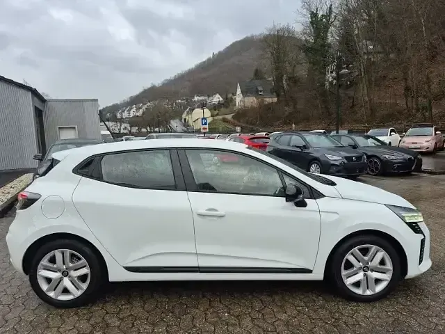 Second-hand Renault Clio V Evolution 91 CP (66 kW) 2025 Alb Berlinǎ