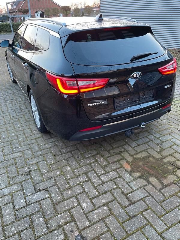 Gebraucht Kia Optima 141 PS (103 kW) 2017 Schwarz Kombi