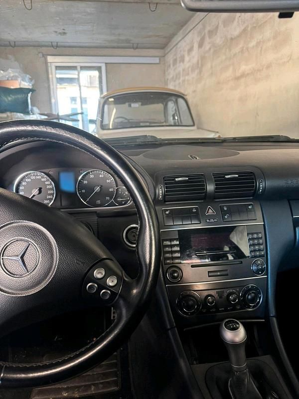 Gebraucht Mercedes C180 143 PS (105 kW) 2003 Schwarz Kleinwagen