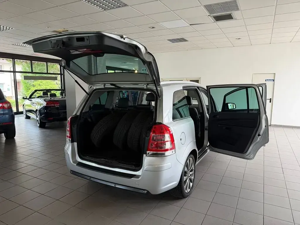 Gebraucht Opel Zafira Innovation 140 PS (102 kW) 2010 Silber Van / Kleinbus