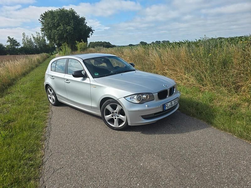 Silber Gebraucht 2009 BMW 118 Kleinwagen | 3.990 € - Bild 1/4