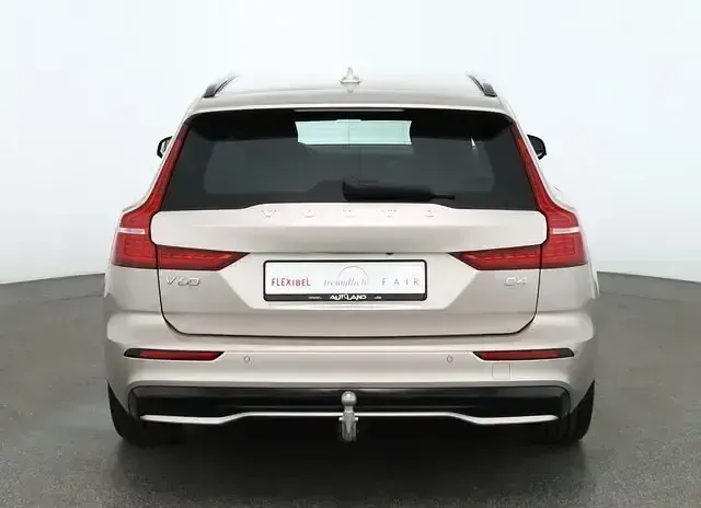 Neu Volvo V60 Plus 197 PS (144 kW) 2026 Beige Kombi