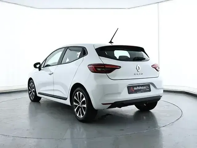 Gebraucht Renault Clio V SE 67 PS (49 kW) 2023 Weiß Limousine