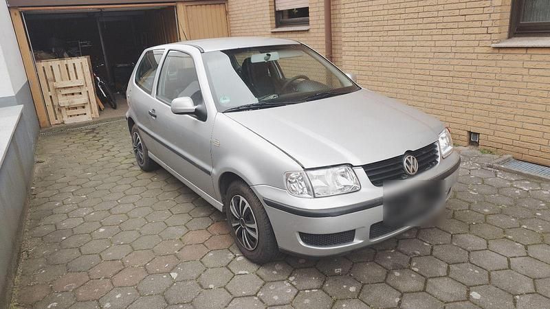 Gebraucht VW Polo Basis 50 PS (36 kW) 2000 Silber Limousine