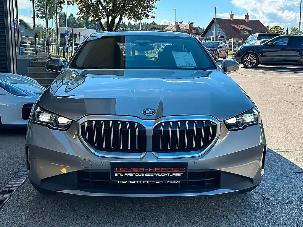Gebraucht BMW 530e Sport Line 190 PS (139 kW) 2025 Grau Limousine