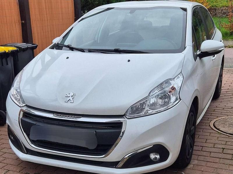 Weiß Gebraucht 2016 Peugeot 208 Kleinwagen | 5.590 € (Guter Preis) - Bild 1/4