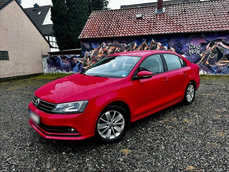 Gebraucht VW Jetta 105 PS (77 kW) 2016 Rot Limousine