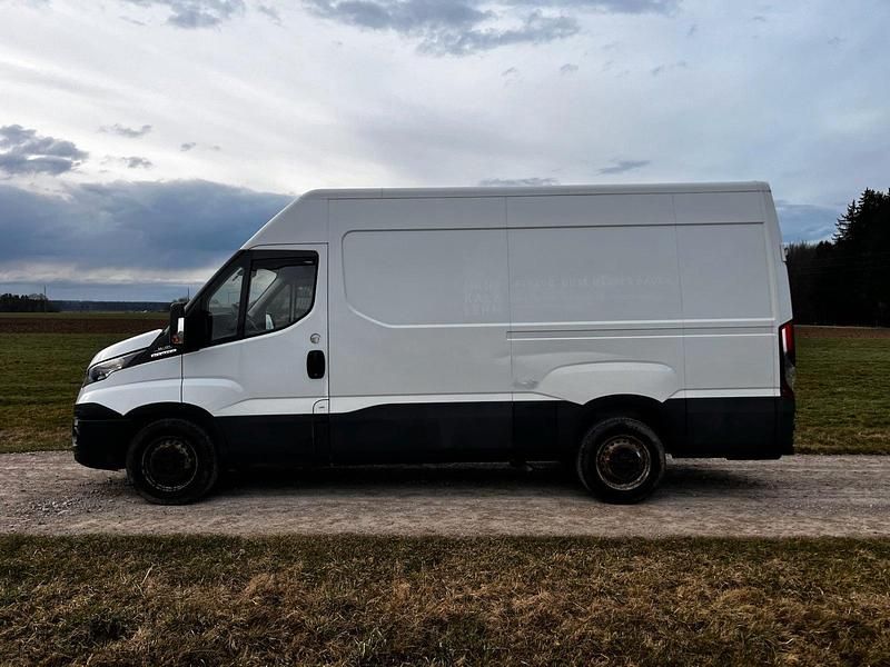 Gebraucht Iveco Daily 160 PS (117 kW) 2018 Weiß Van / Kleinbus