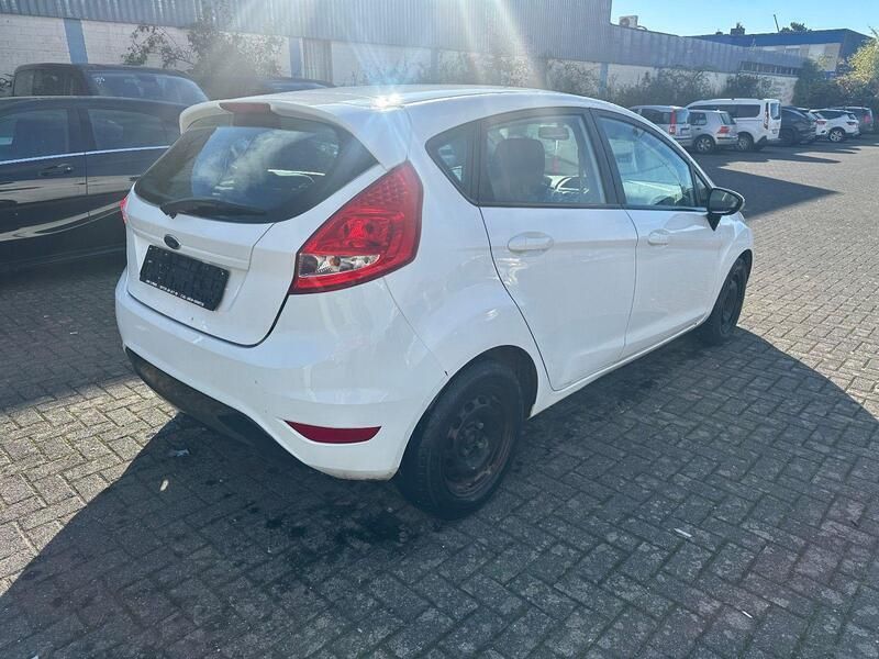 Gebraucht Ford Fiesta Trend 95 PS (69 kW) 2011 Weiß Kleinwagen