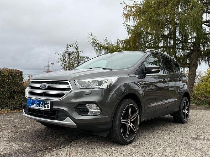 Grau Gebraucht 2018 Ford Kuga Cool & Connect SUV | 12.499 € (Guter Preis) - Bild 1/4