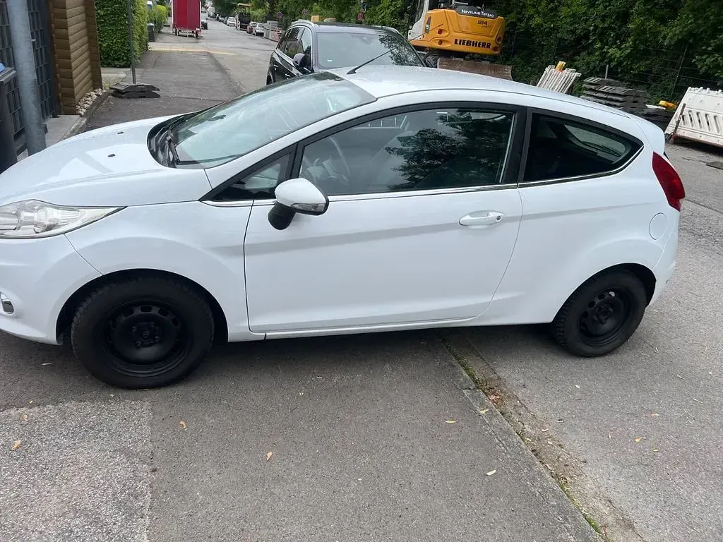 Gebraucht Ford Fiesta Ambiente 82 PS (60 kW) 2009 Weiß Limousine
