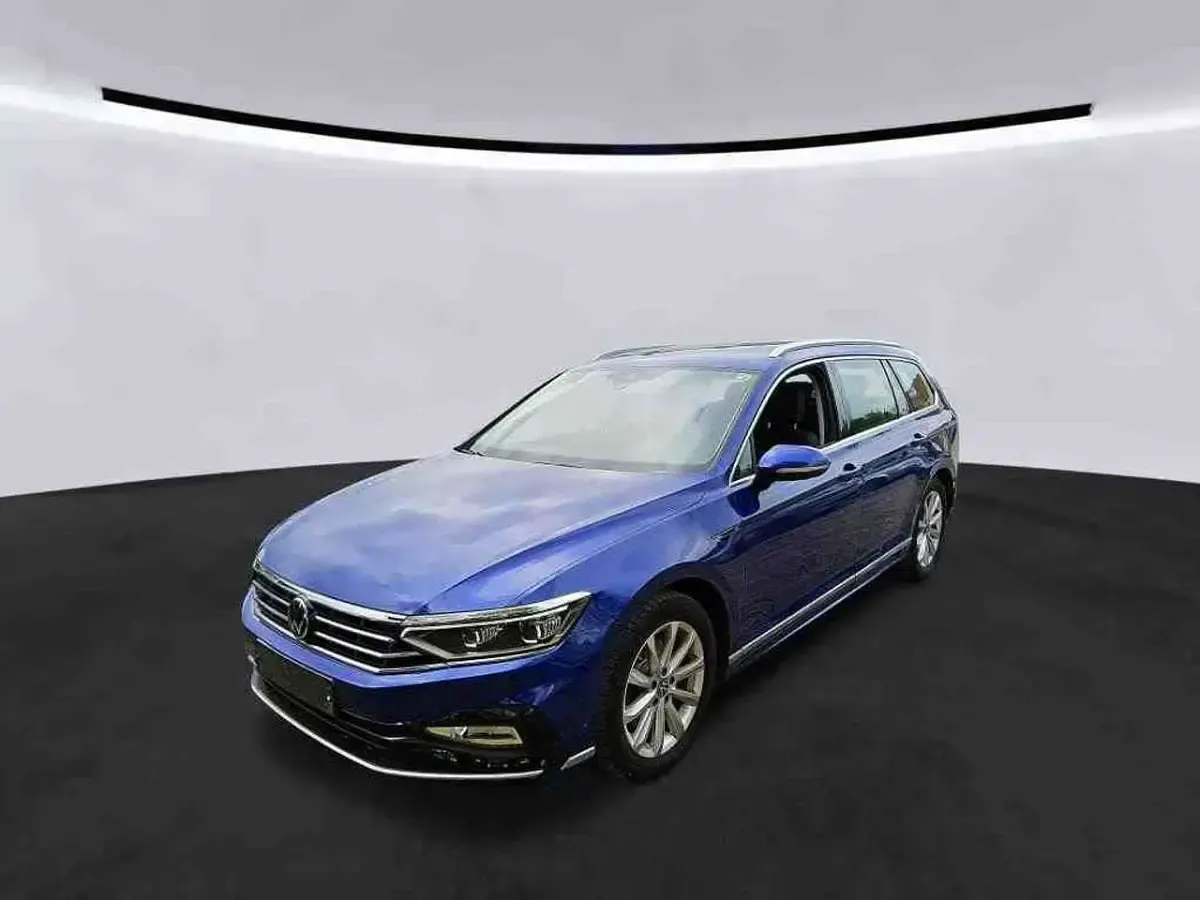 Gebraucht VW Passat R-line 150 PS (110 kW) 2023 Blau Kombi