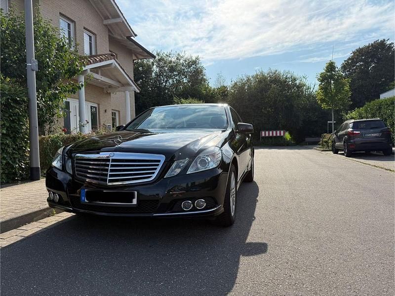Schwarz Gebraucht 2010 Mercedes E200 Elegance Limousine | 13.200 € (Fairer Preis) - Bild 1/4