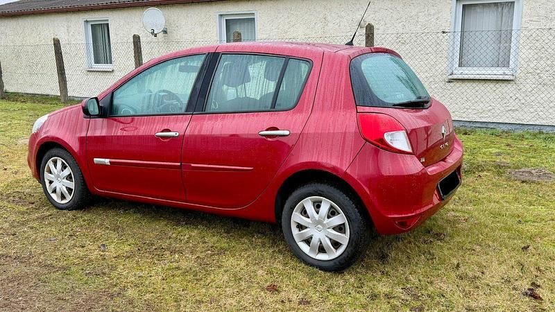 Gebraucht Renault Clio III Dynamique 75 PS (55 kW) 2010 Rot Kleinwagen