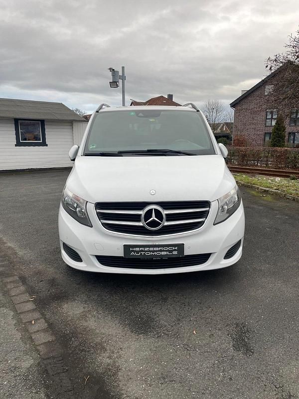 Weiß Gebraucht 2016 Mercedes V250 Avantgarde Edition Van / Kleinbus | 47.999 € - Bild 1/4