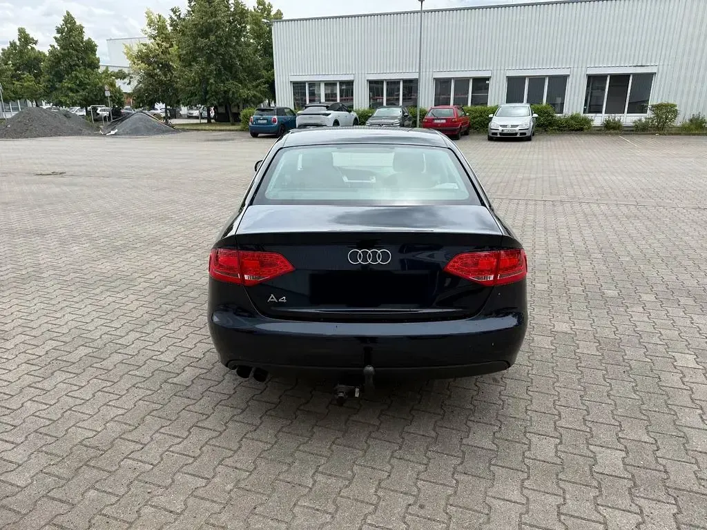 Gebraucht Audi A4 Attraction 160 PS (117 kW) 2011 Blau Limousine
