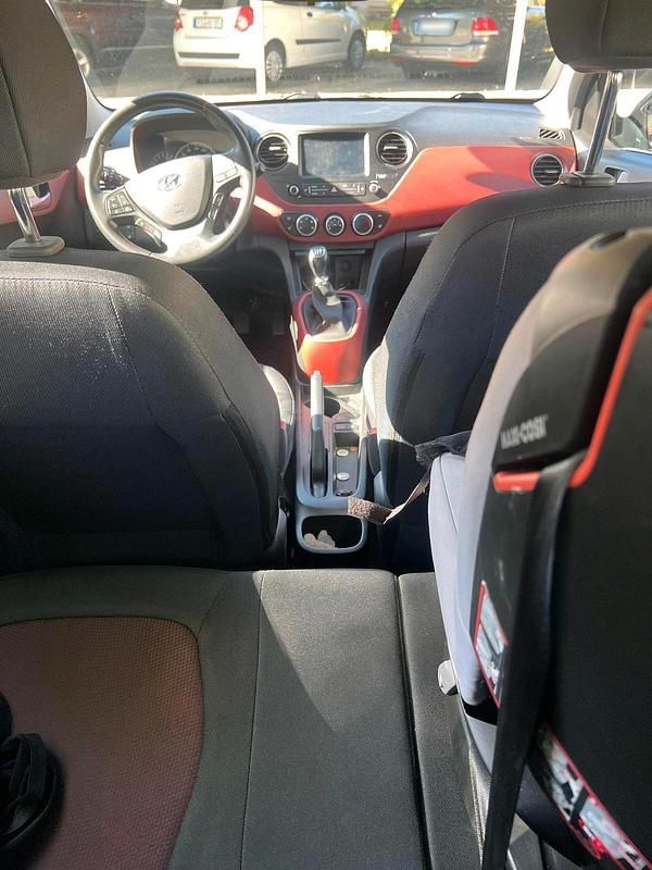 Gebraucht Hyundai i10 87 PS (63 kW) 2017 Weiß Kleinwagen