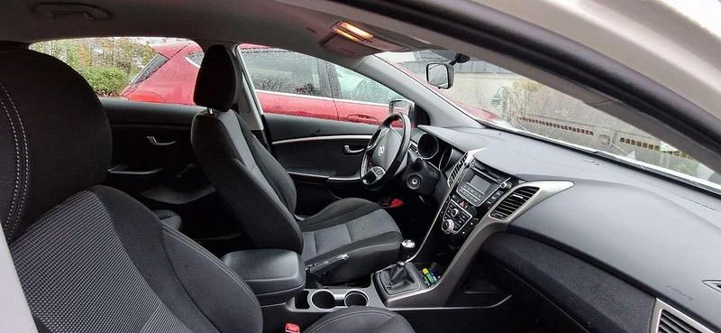 Weiß Gebraucht 2013 Hyundai i30 Advantage Limousine | 7.000 € (Fairer Preis) - Bild 1/4