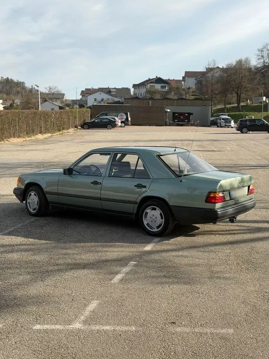 Second-hand Mercedes E200 118 CP (86 kW) 1989 Verde Berlinǎ