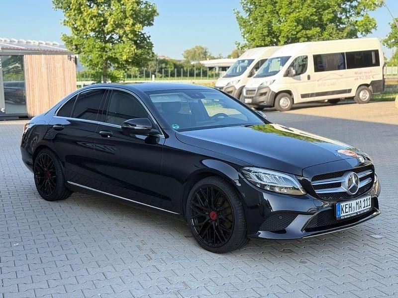 Schwarz Gebraucht 2019 Mercedes C180 Limousine | 22.500 € (Fairer Preis) - Bild 1/4