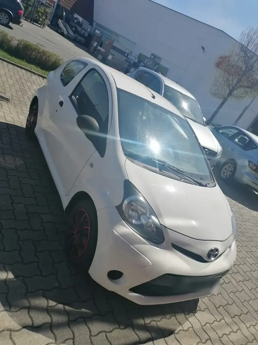 Gebraucht Toyota Aygo 68 PS (50 kW) 2013 Weiß Kleinwagen