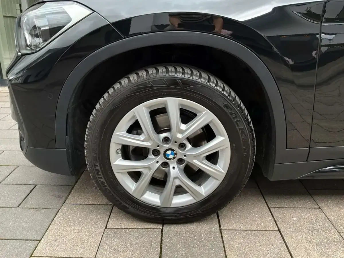 Gebraucht BMW X1 Sport Line 150 PS (110 kW) 2019 Saphirschwarz metallic (metallic) SUV