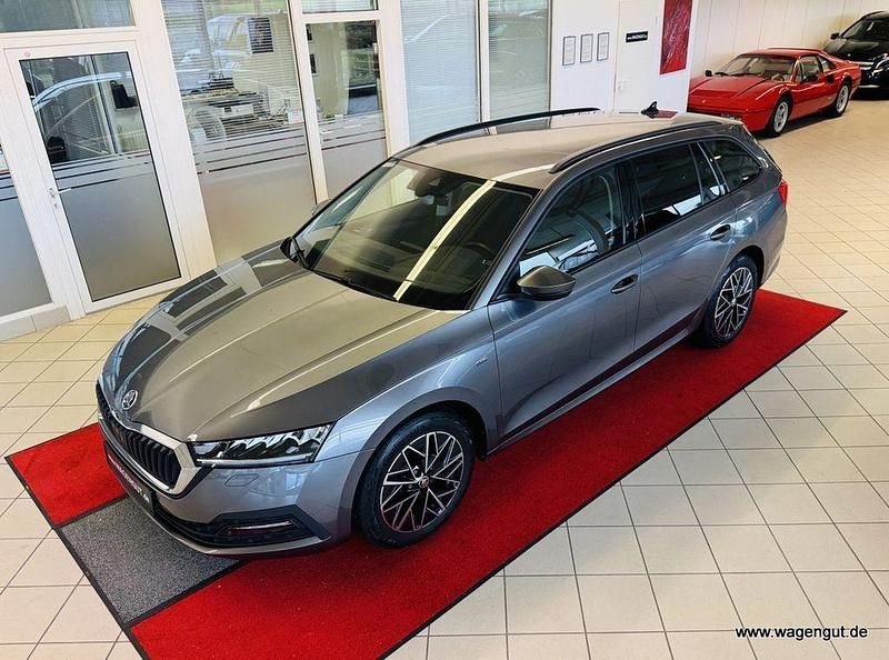 Grau Gebraucht 2022 Skoda Octavia Clever Kombi | 19.290 € - Bild 1/4