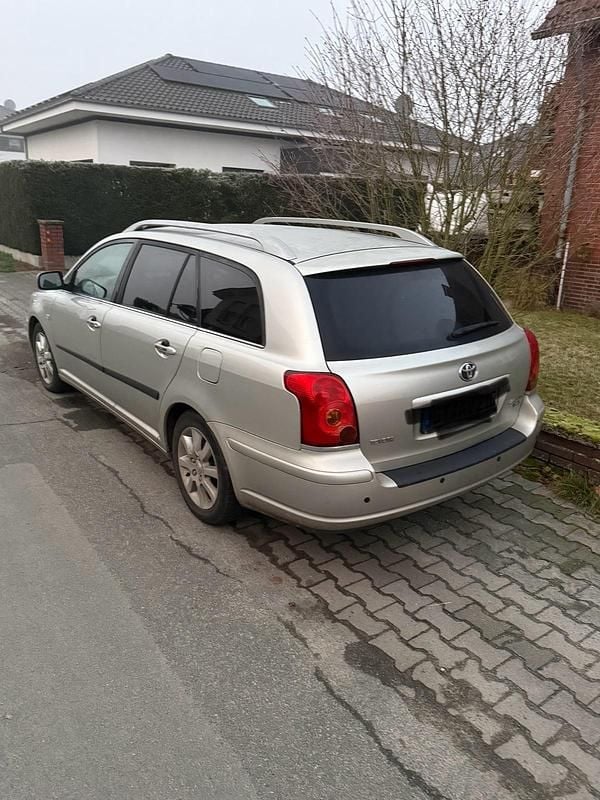 Gold Gebraucht 2006 Toyota Avensis Kombi | 2.000 € (Guter Preis) - Bild 1/4