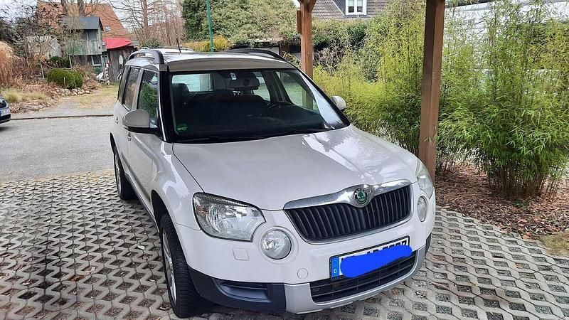 Weiß Gebraucht 2012 Skoda Yeti Active SUV | 3.900 € (Fairer Preis) - Bild 1/4