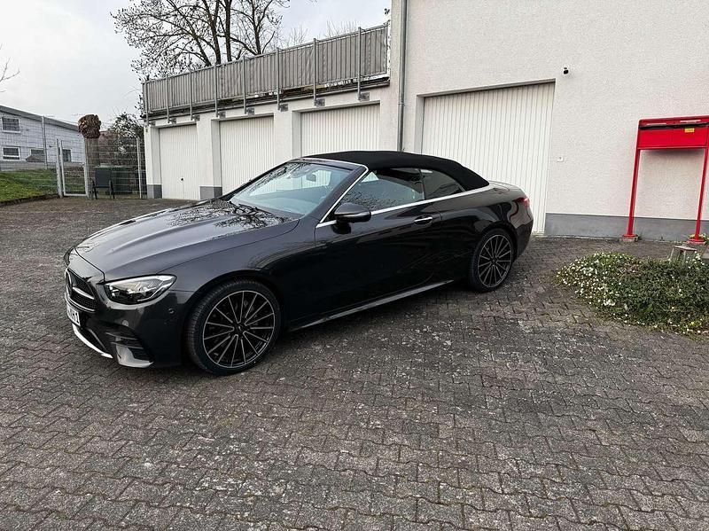 Grau Gebraucht 2023 Mercedes E300 AMG Cabrio | 55.500 € (Fairer Preis) - Bild 1/4