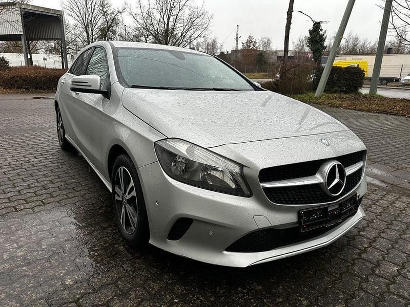 Silber Gebraucht 2015 Mercedes A200 Limousine | 9.990 € (Guter Preis) - Bild 1/4