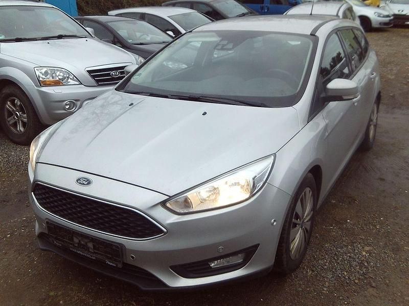 Grau Gebraucht 2016 Ford Focus Limousine | 5.300 € (Guter Preis) - Bild 1/4