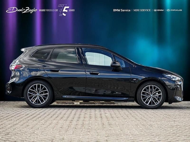 Gebraucht BMW 220 Active Tourer M Sport 163 PS (119 kW) 2025 Saphirschwarz metallic Van / Kleinbus