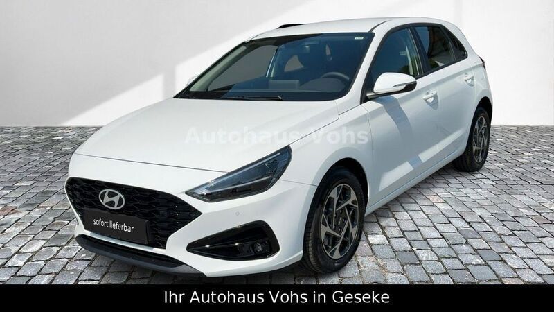 Weiß Gebraucht 2025 Hyundai i30 Comfort Kleinwagen | 20.470 € (Guter Preis) - Bild 1/3